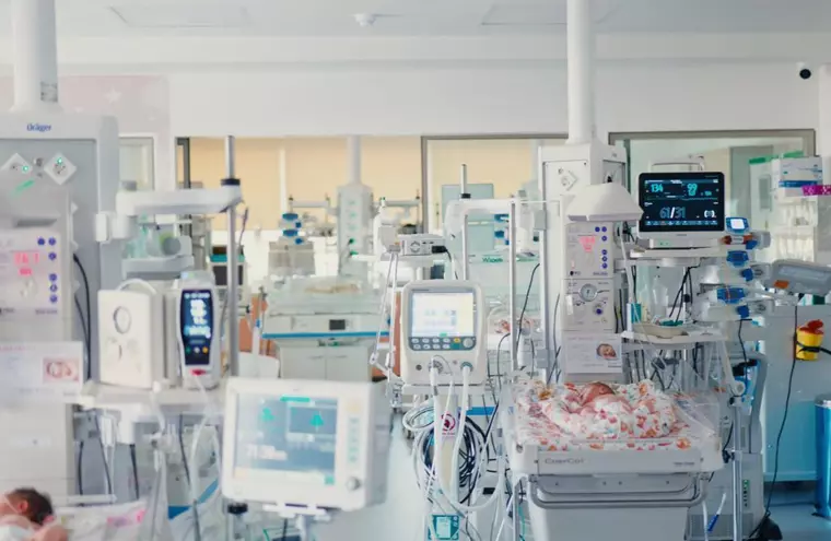 Corina și Georgiana, două mame unite de același diagnostic, doi bebeluși operați înainte de a se naște și o echipă de medici care le-a redat speranța