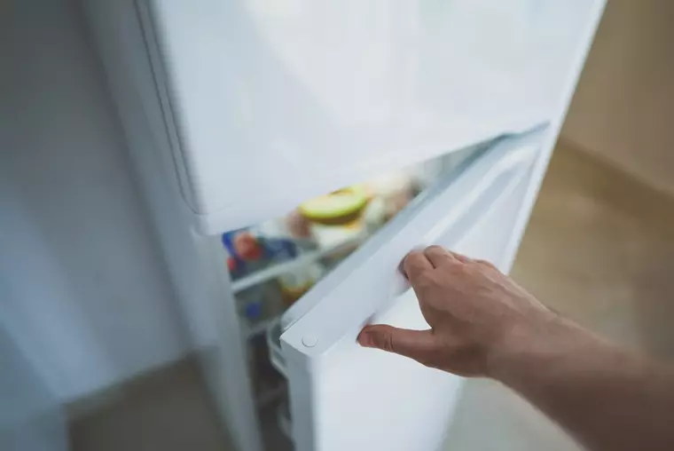 Ce se întâmplă dacă uiți ușa deschisă la frigider sau congelator