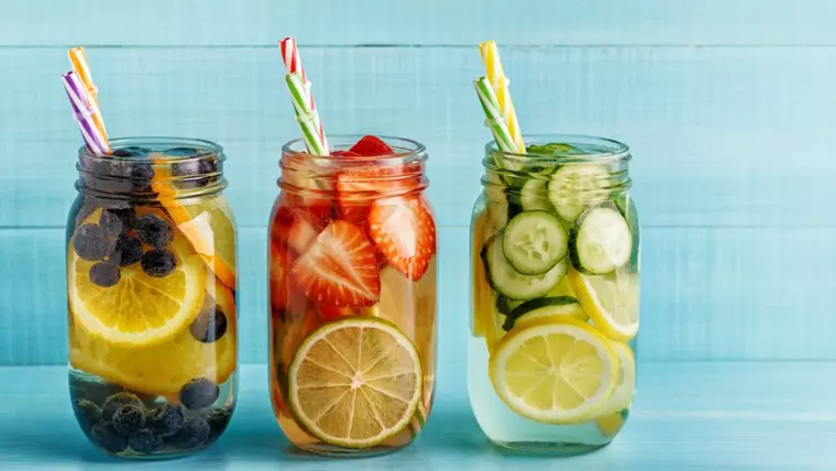 Combinaţii răcoritoare de apă cu fructe şi plante aromatice pentru vară
