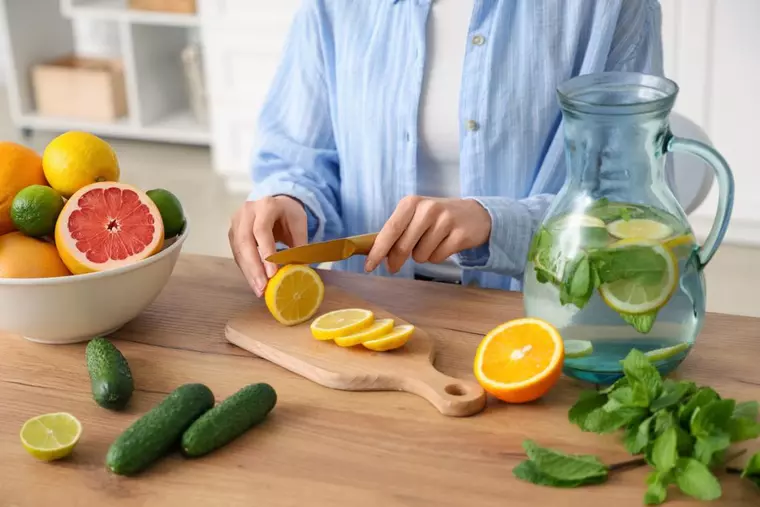 Combinaţii răcoritoare de apă cu fructe şi plante aromatice pentru vară