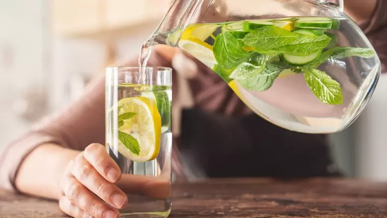 Combinaţii răcoritoare de apă cu fructe şi plante aromatice pentru vară