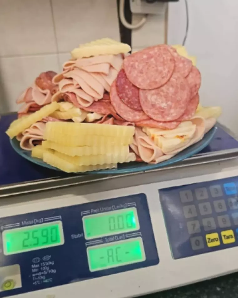 Turiști români, surprinși cu aproape 3 kg de mâncare luată din restaurantul hotelului în cameră. Fotografiile au provocat reacții