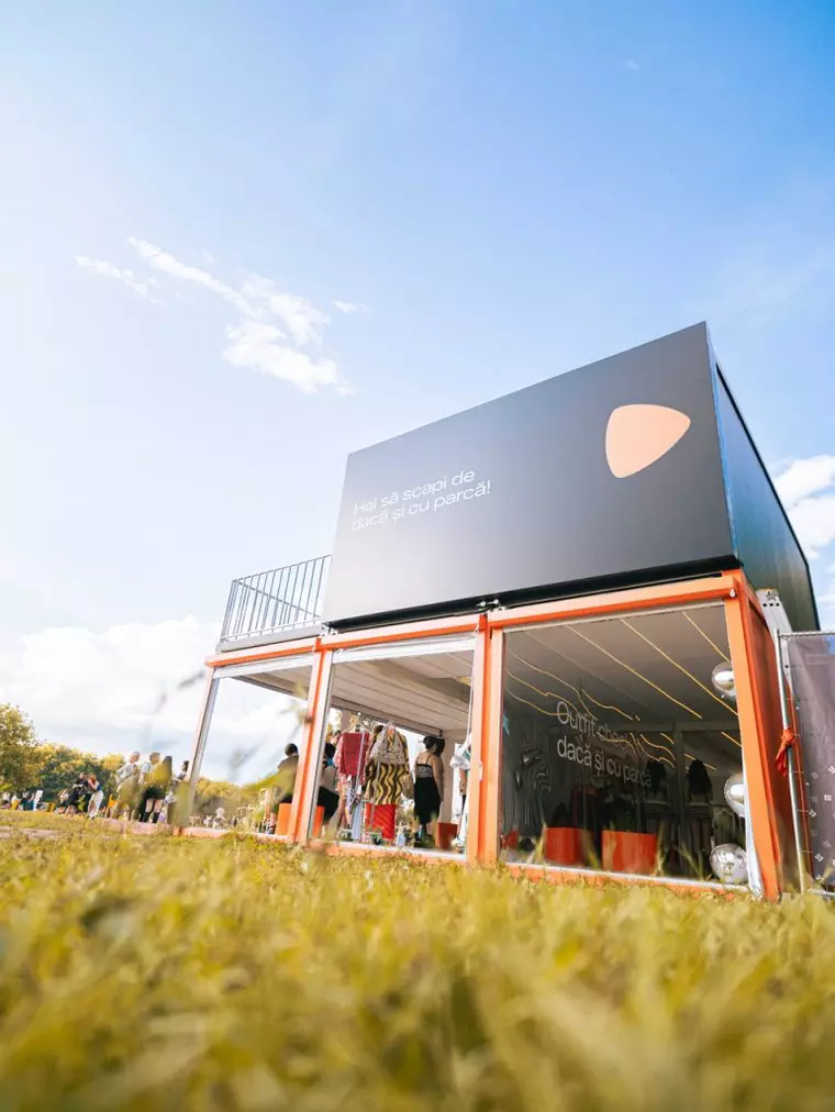 Ținute de festival fără „dacă” și „parcă”. Zalando transformă rața emblematică de la Electric Castle