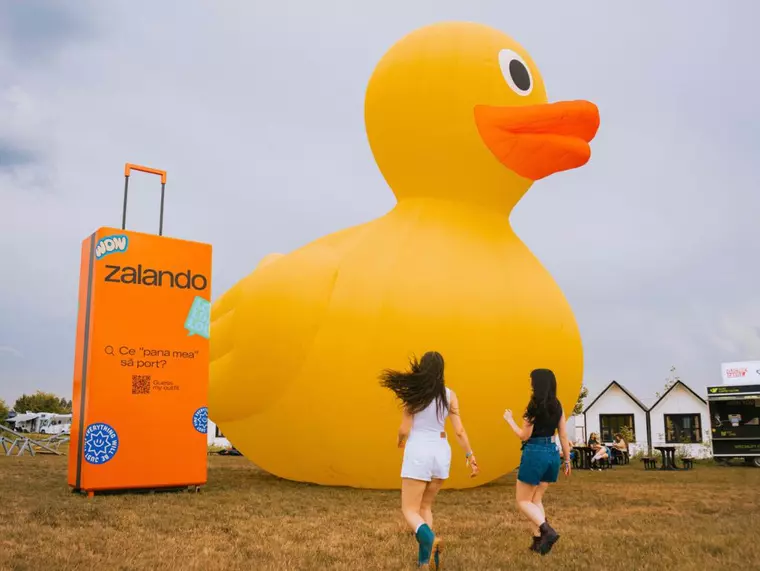 Ținute de festival fără „dacă” și „parcă”. Zalando transformă rața emblematică de la Electric Castle