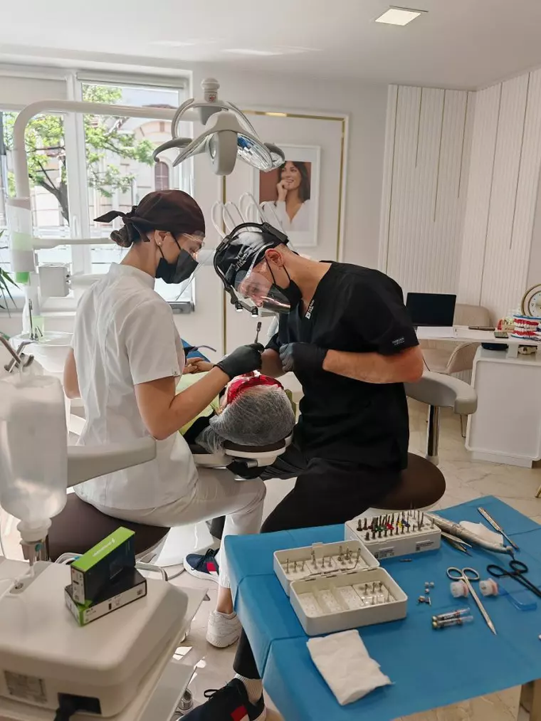Cum alegi coroana dentară potrivită și cât rezistă fiecare material? Răspund medicii Dental Chic din Cluj-Napoca