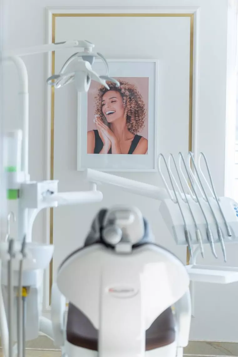 Cum alegi coroana dentară potrivită și cât rezistă fiecare material? Răspund medicii Dental Chic din Cluj-Napoca