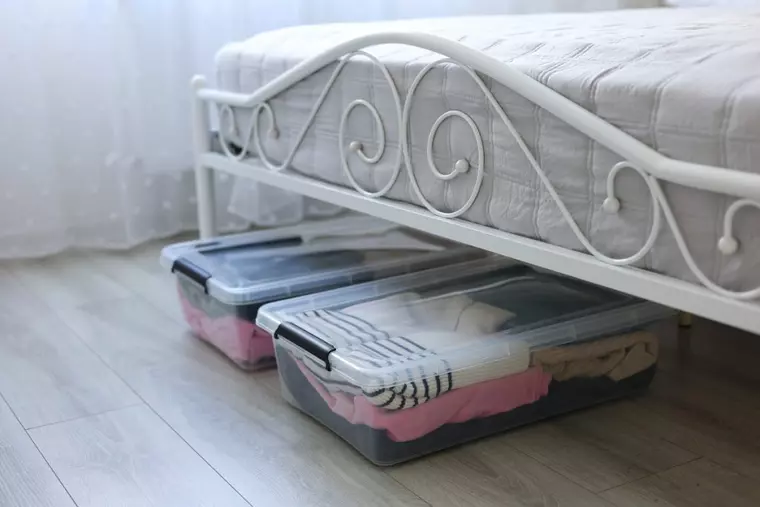 Cum depozitezi corect hainele de vară ca să nu miroasă la iarnă
