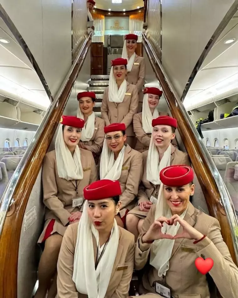 Interviul pentru stewardesă se pregătește înainte să intri în sală: ce merită să faci și ce îți poate sabota șansele