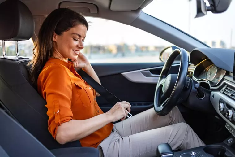 De ce nu e bine să ții piciorul pe ambreiaj în trafic. Greșeala care îți strică mașina