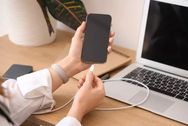 Ce înseamnă cifrele de pe încărcătorul telefonului (W, A, V) și cum alegi corect