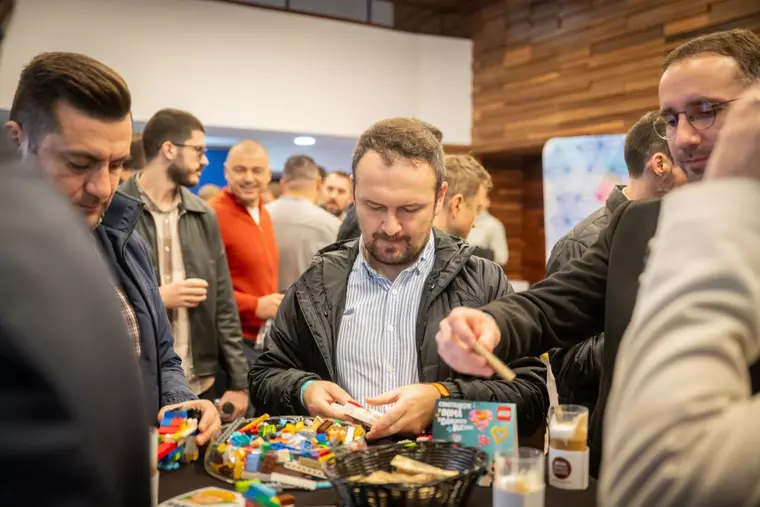 „Tați care iubesc”, evenimentul care aduce împreună sute de tați și specialiști de top la București