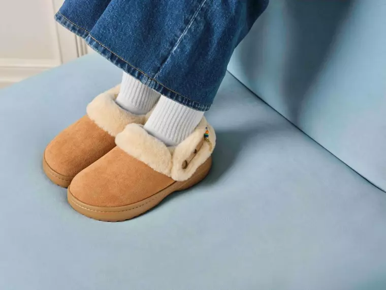 Crocs spune „Make It Cozy” în sezonul în care confortul devine un statement