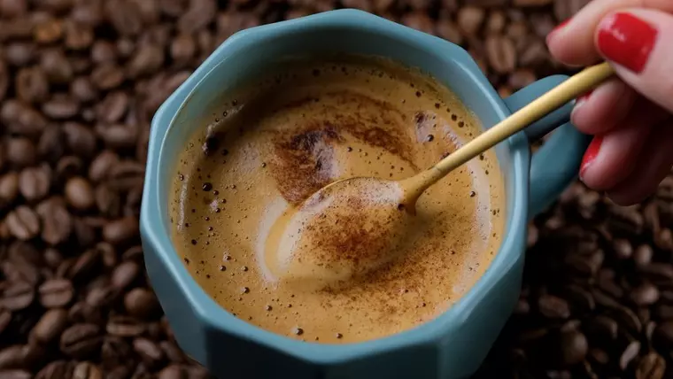 De ce e bine să pui scorţişoară în cafea? Ce efect are