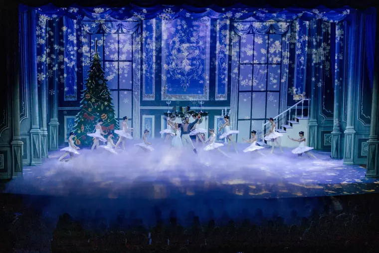„Spărgătorul de nuci” şi „Lacul lebedelor”, la Sala Palatului, două producţii spectaculoase care îmbină baletul clasic cu avangardismul tehnologiei moderne