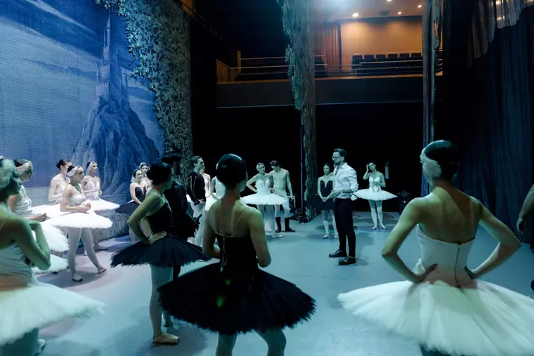 „Spărgătorul de nuci” şi „Lacul lebedelor”, la Sala Palatului, două producţii spectaculoase care îmbină baletul clasic cu avangardismul tehnologiei moderne