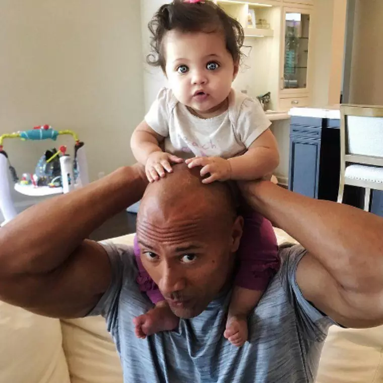 Dwayne Johnson recunoaște că a suferit de depresie în adolescență. Aici, alături de fiica lui cea mică, Jasmine.