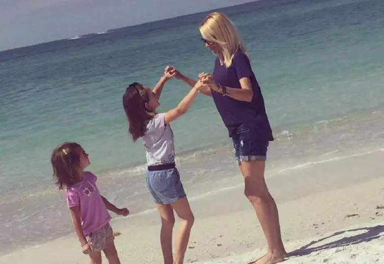 Catrinel Sandu, alături de fiicele sale.