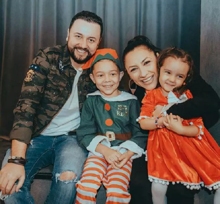 Andra plânge de fiecare dată când îşi strânge în braţe copiii