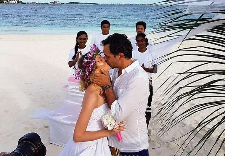 Lidia Buble și Răzvan Simion, căsătorie de probă pe o plajă exotică. 'Familie, dragoste, binecuvântare'