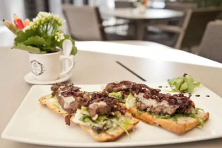 Panini cu vita, ceapa rosie, fontina si sos de maioneza