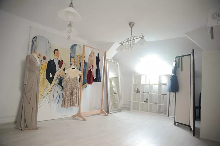 Atmosfera calda din mansarda showroomului Rhea Costa.
