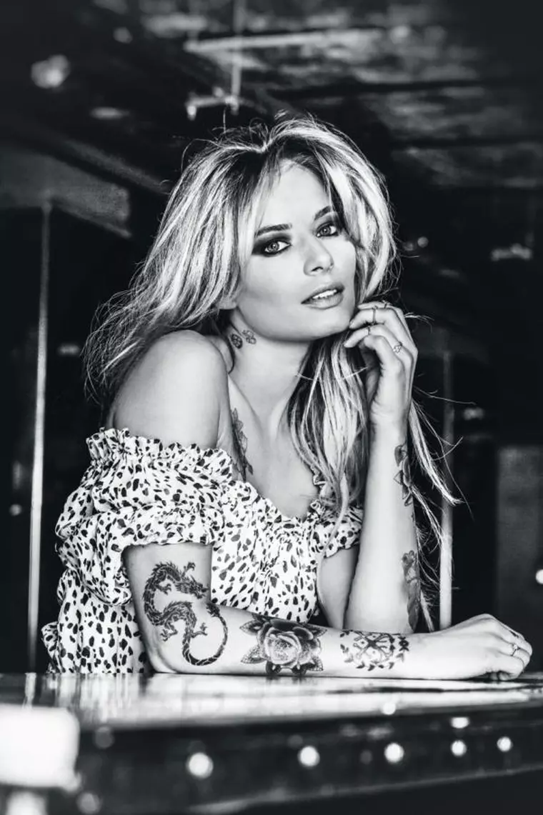 Laura Cosoi