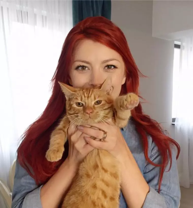 Elena Gheorghe si pisica Mimi