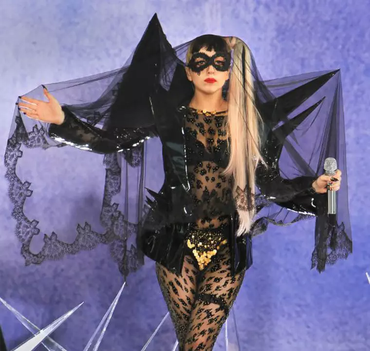 Una dintre aparițiile obișnuite ale lui Lady Gaga...