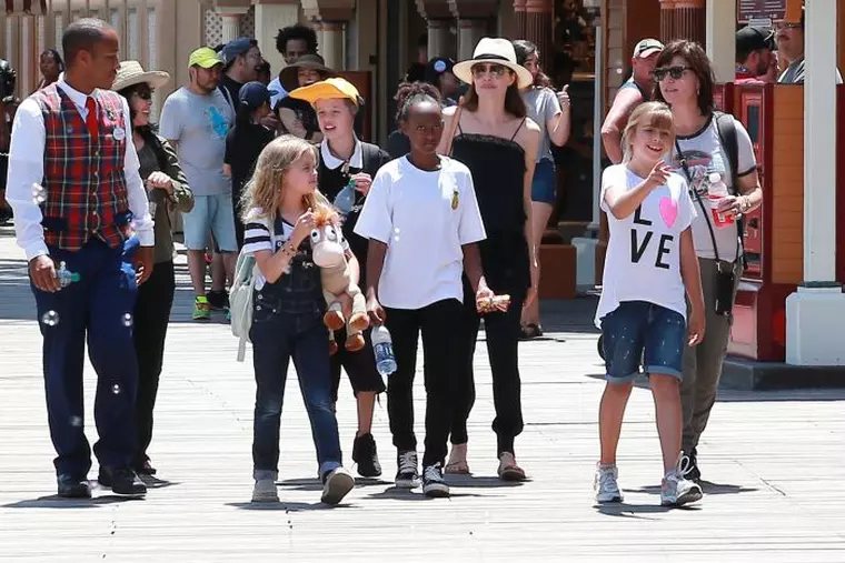 Angelina Jolie, acum mamă singură, alături de copiii ei la Disneyland.