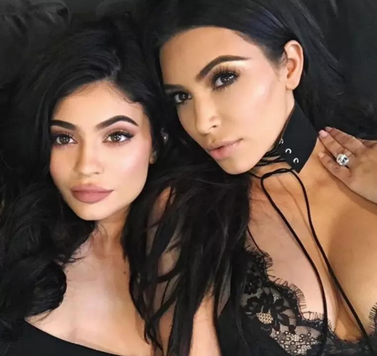Kylie Jenner și Kim Kardashian (cele adevărate!)
