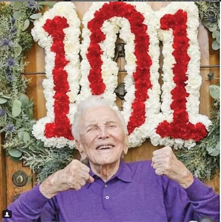 Kirk Douglas a împlinit 101 ani în decembrie.