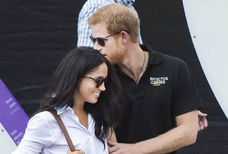 Harry nu se sfiește să-și sărute viitoarea soție în public.