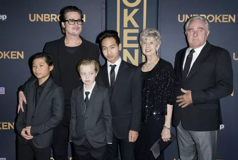 Brad Pitt, alături de trei dintre copiii săi - Pax Thien, Shiloh Nouvel și Maddox -, mama și tatăl său, Jane și William Pitt.