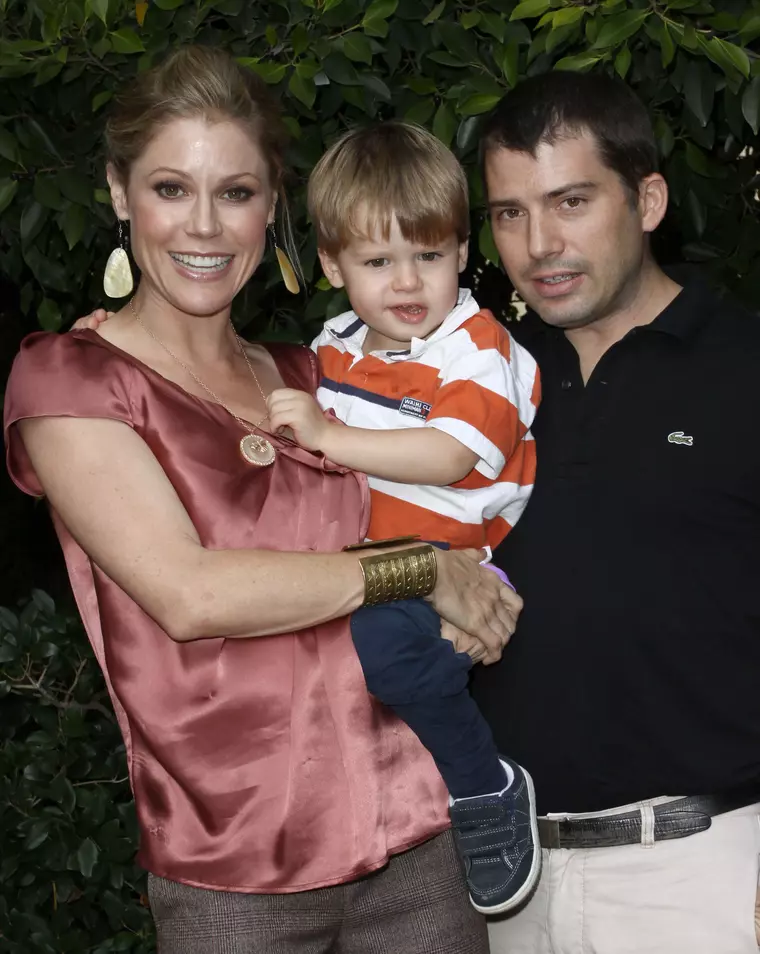 Julie, alături de soțul ei, Scott, și fiul lor, Oliver.