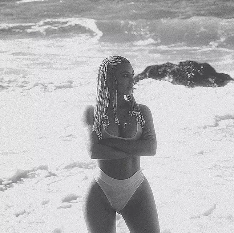 Kim Kardashian - din față, liceu, din spate... dezastru