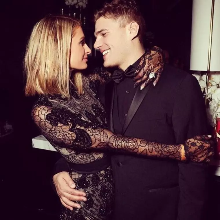 Paris și Chris, după ce și-au anunțat logodna. Din păcate, vedeta era să rămână fără celebrul inel de logodnă de 2 milioane de dolari, pe care l-a pierdut recent, într-un club din Miami!