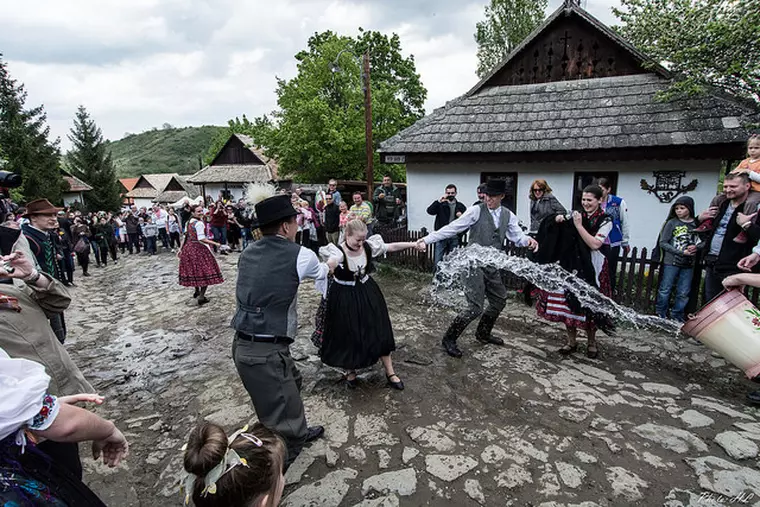 Traditii de Paste in Ungaria -stropitul