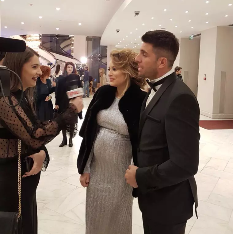 Laura Cosoi a îmbrăcat o rochie perfect mulată, ce îi evidențiază sarcina