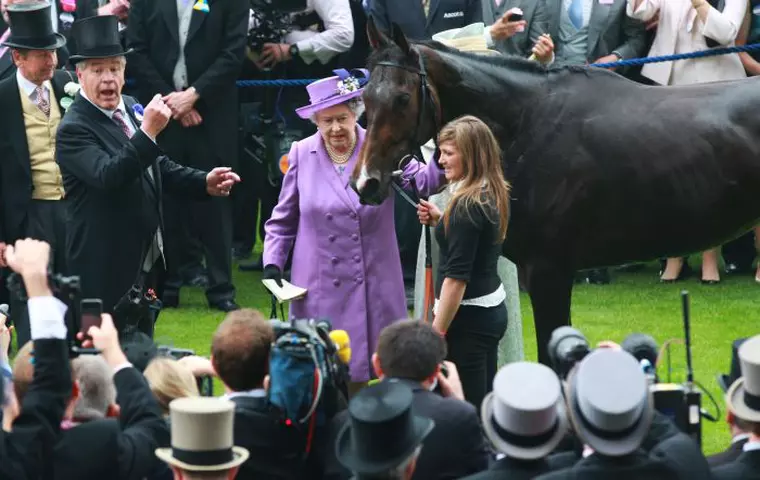 Regina Elisabeta a II-a, alături de calul său Estimate, care a câștigat Royal Ascot God Cup, în 2013.