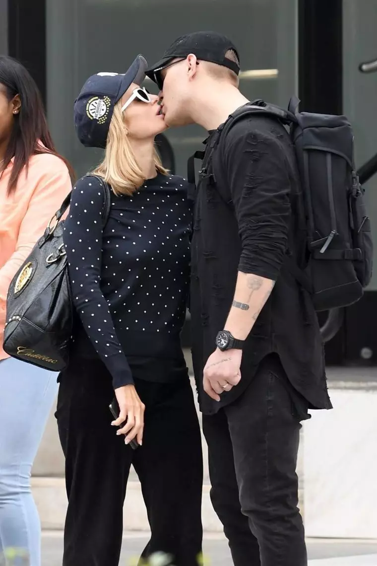 Chris i-a dăruit lui Paris un inel de logodnă de 2 milioane de dolari.