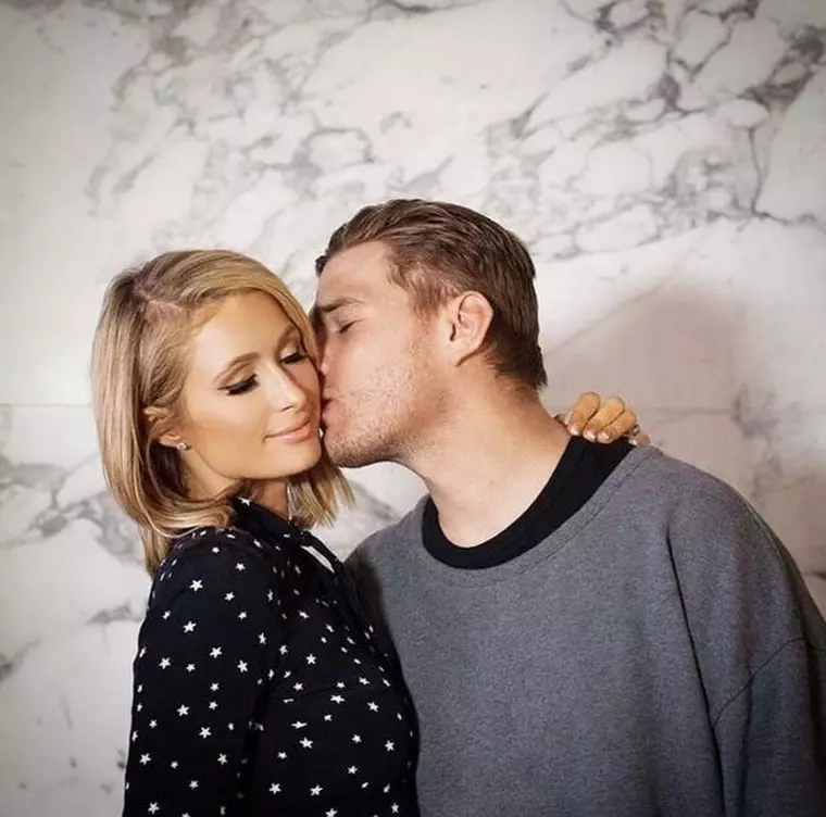 Paris Hilton şi Chris Zylka, unul dintre cele mai invidiate cupluri din showbiz.