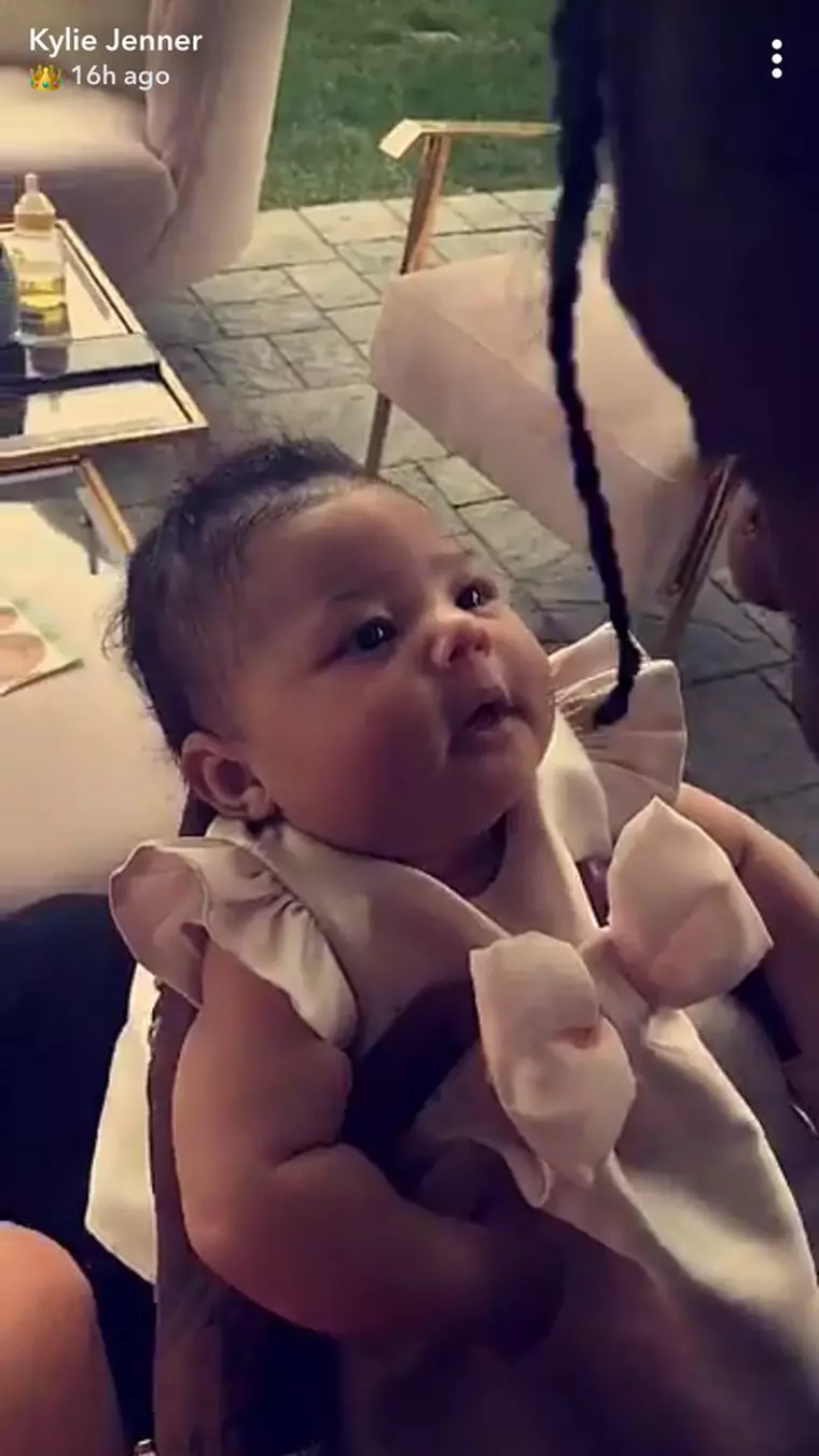 Stormi, alături de Travis Scott, tatăl ei.