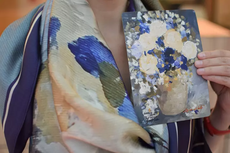 Fuego a lansat o linie de eșarfe, după picturile sale