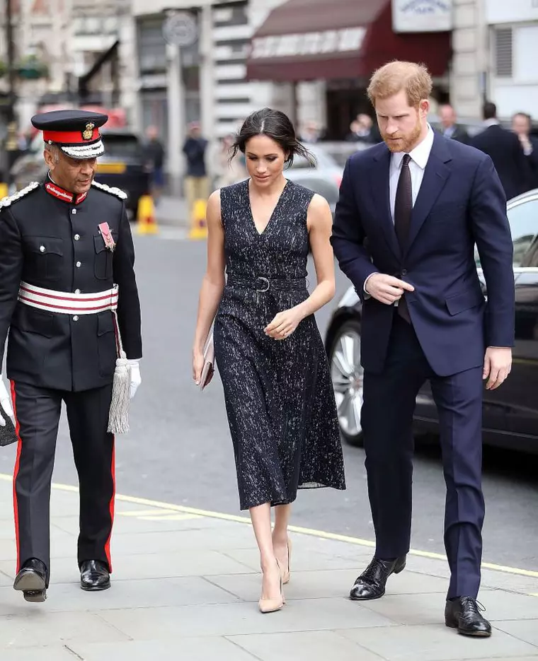 Meghan Markle poartă pantofi Manolo blahnik la comemorarea lui Stephen Lawrence.