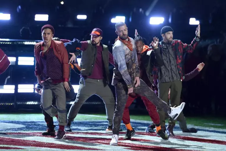 Justin Timberlake și-a întrerupt concertul de dragul unei fane.