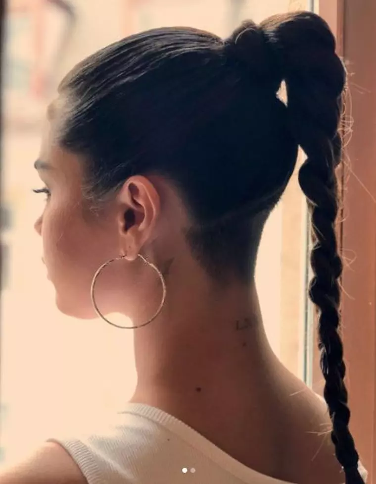 Selena Gomez s-a ras în cap