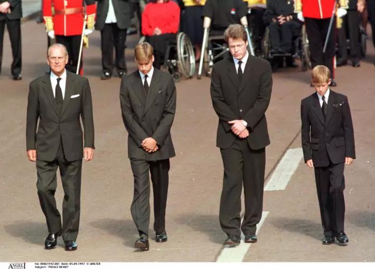 Prinții William și Harry, la Londra, la funeraliile Prințesei Diana.