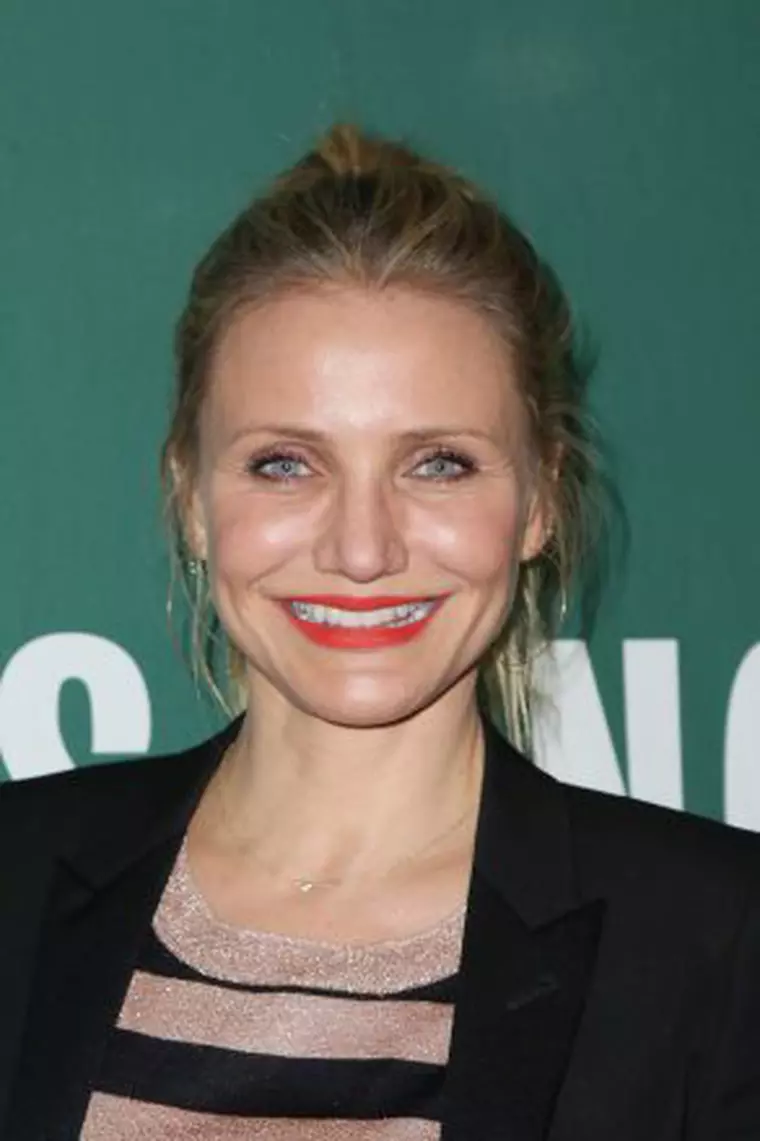 Cameron Diaz bate în lemn ca să scape de ghinion.