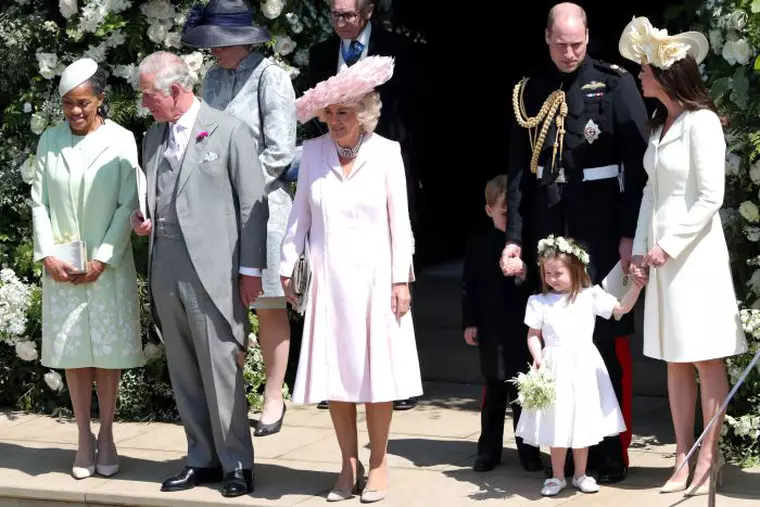 Doria Ragland (mama miresei), alături de Prințul Charles, Camilla, Prințul William, Kate Middleton și cei doi copii ai lor - Prințul George și Prințesa Charlotte.