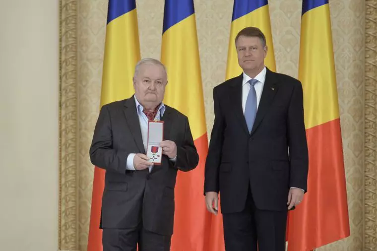 Preşedintele României Klaus Iohannis îl decorează pe Cristian Ţopescu cu Ordinul Steaua României în grad de Cavaler, la Palatul Cotroceni